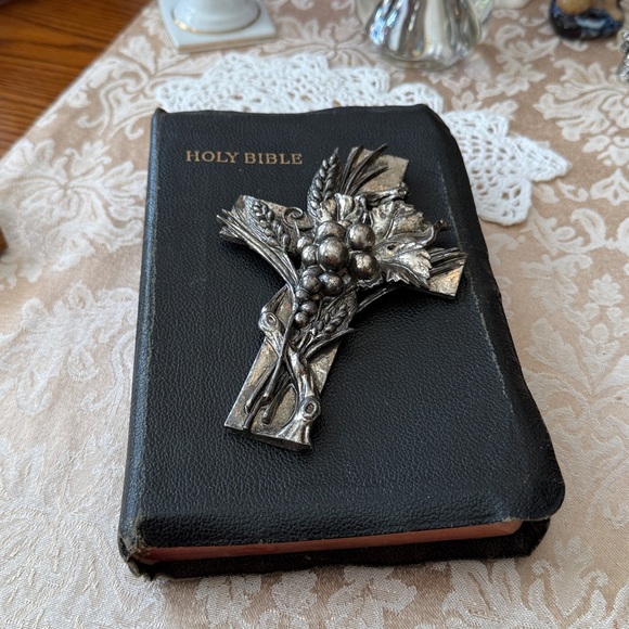 Vintage Arthur Court Pewter Cross with 3D Wheat and Grapes - Picture 9 of 11